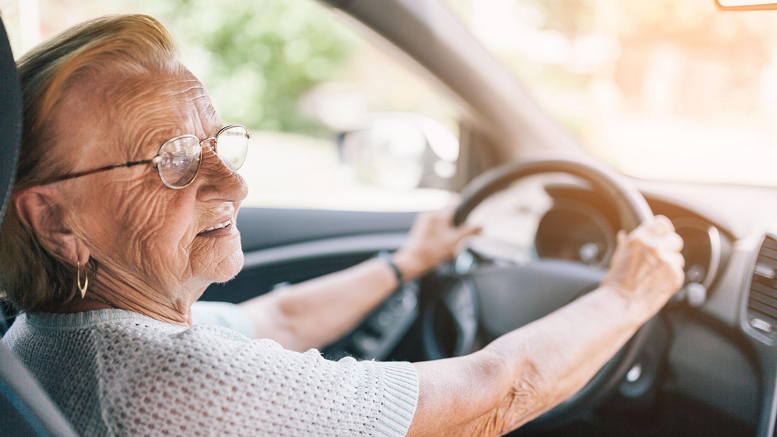 Aviso de la DGT sobre los nuevos plazos de vigencia del carnet de conducir para conductores seniors
